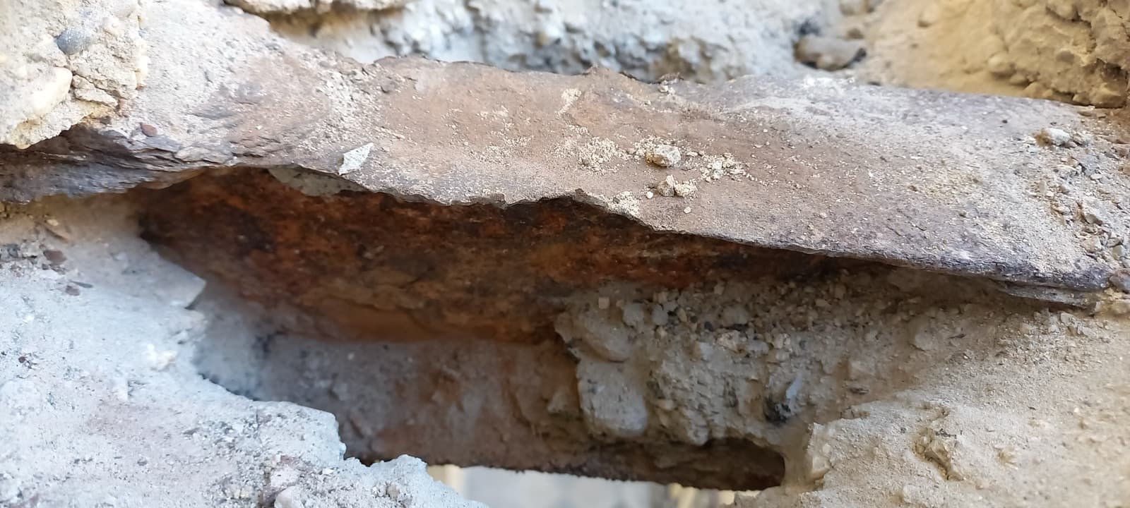 Korrodált acélgerenda feltárása