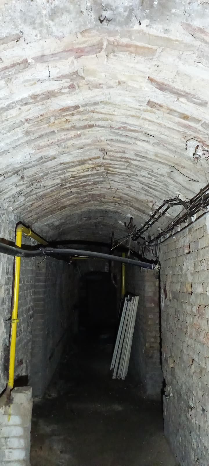Téglaboltozatos pincefolyosó
