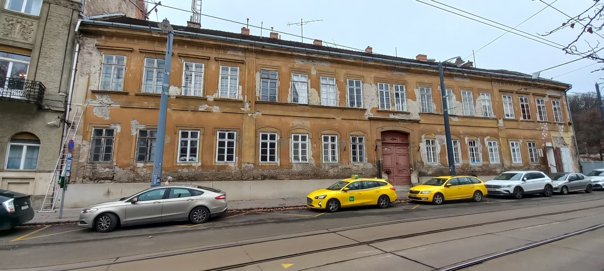 Régi budapesti lakóépület utcai homlokzata